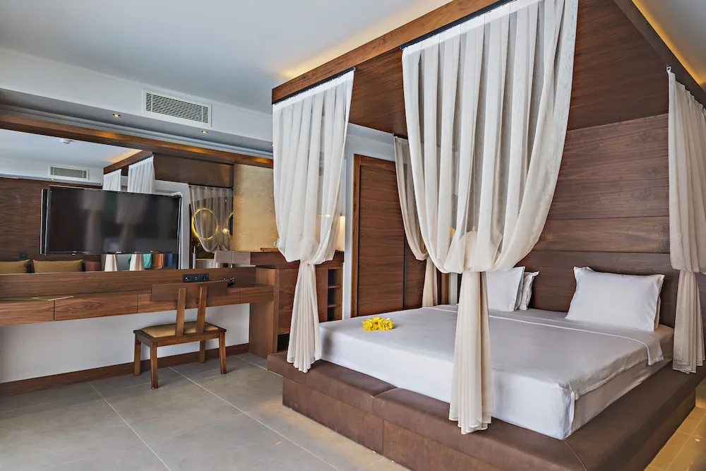 Luxury Suites Swimup