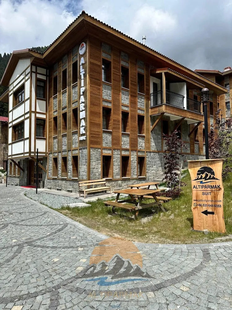 Ayder Altıparmak Suit