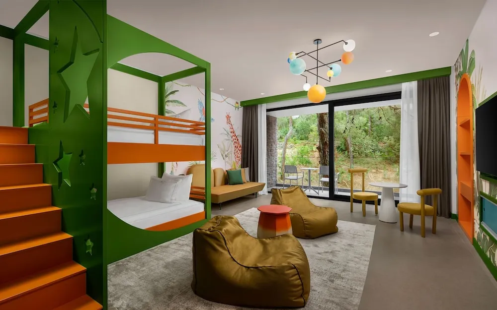 Thema Deluxe Family Room