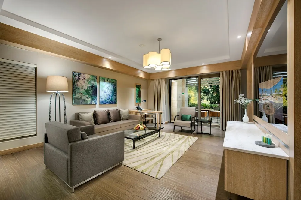 Pearl Pool Suite