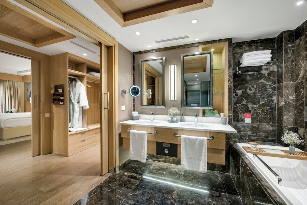 Pearl Pool Suite