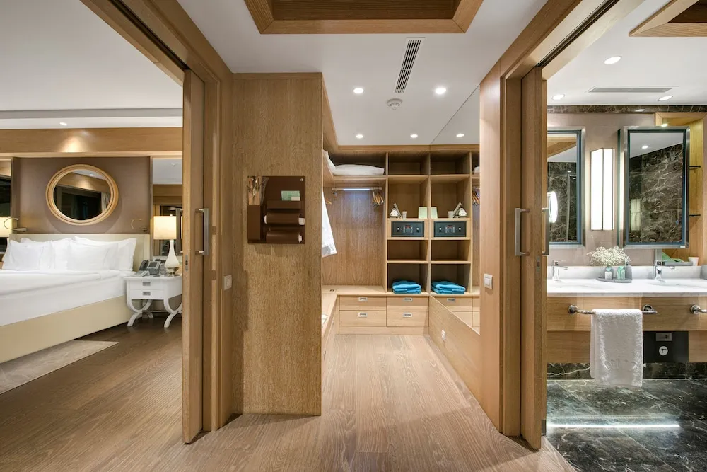 Pearl Pool Suite