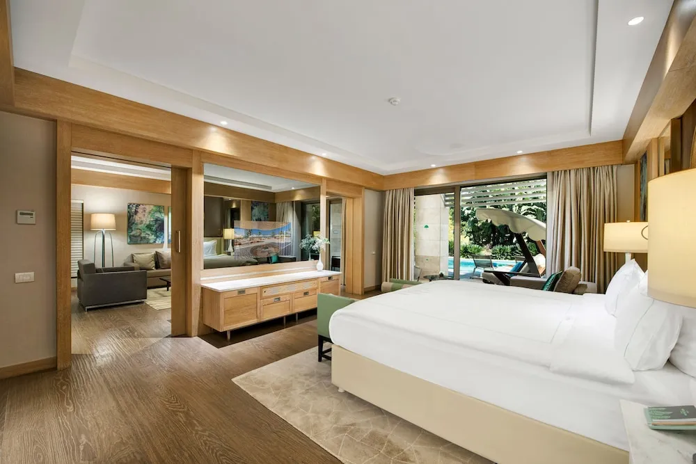 Pearl Pool Suite