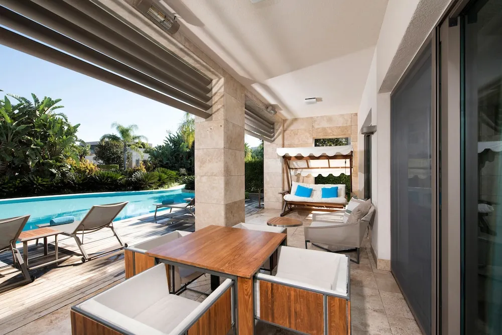 Pearl Pool Suite
