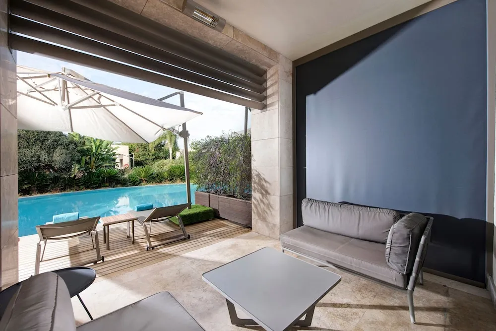 Pearl Pool Room