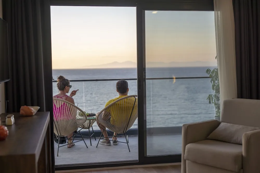 Deluxe Tek Büyük Yataklı Oda, Balkon, Deniz Manzaralı