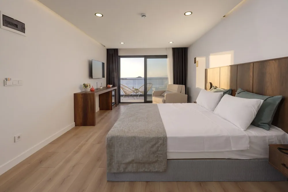 Deluxe Tek Büyük Yataklı Oda, Balkon, Deniz Manzaralı