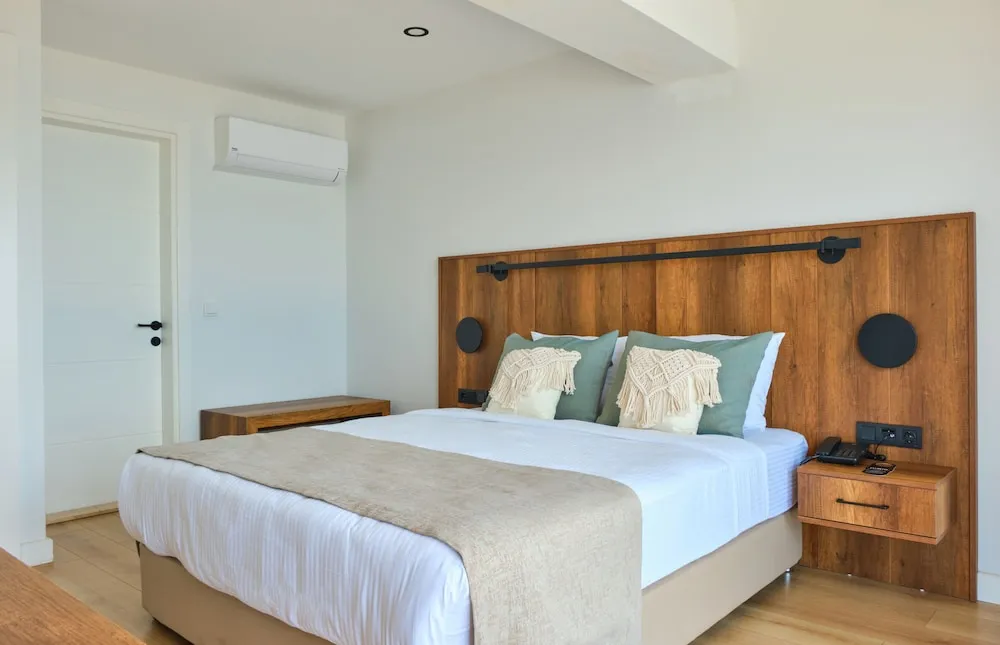 Deluxe Tek Büyük Yataklı Oda, Balkon, Deniz Manzaralı