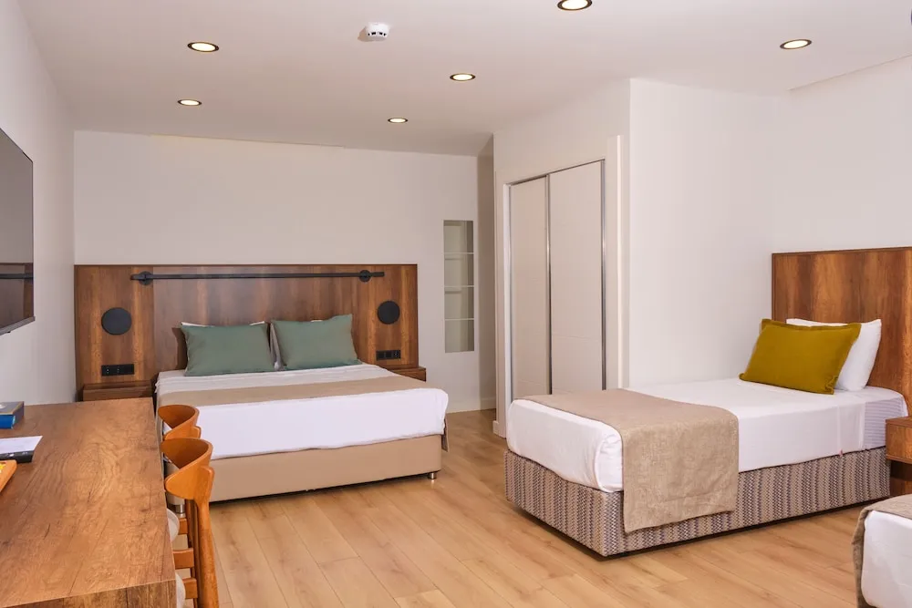 Deluxe Üç Kişilik Oda, Balkon, Deniz Manzaralı