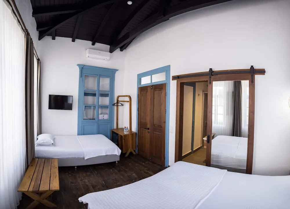 Exclusive Quadruple Room, City View (Estrella)