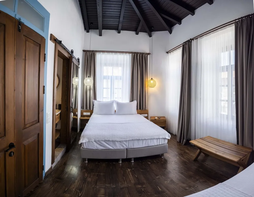 Exclusive Quadruple Room, City View (Estrella)