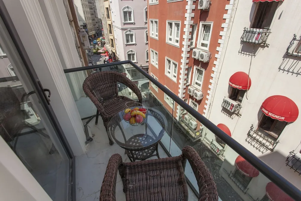 Comfort Tek Büyük veya İki Ayrı Yataklı Oda, Balkon