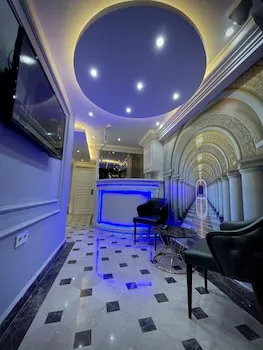 Crowned Hotel