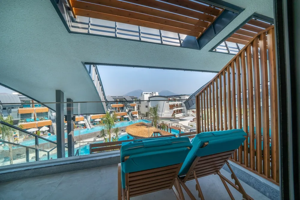 Family Room Pool Direct Access