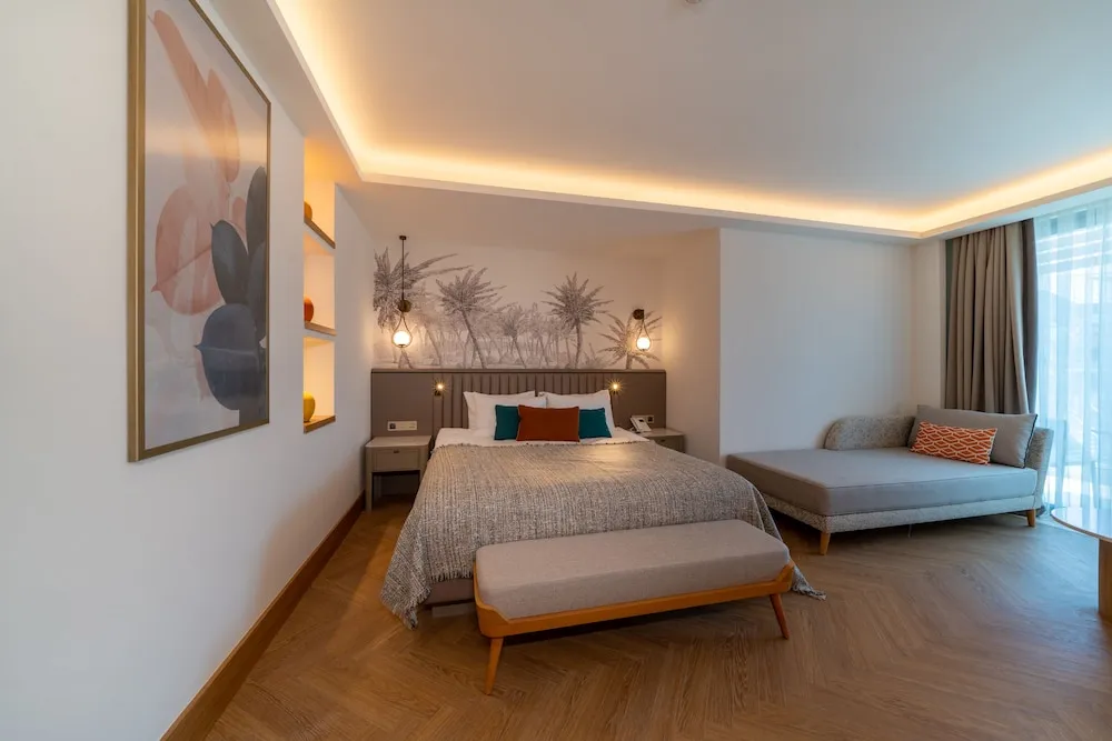 Large Room Pool Acees via Stairs