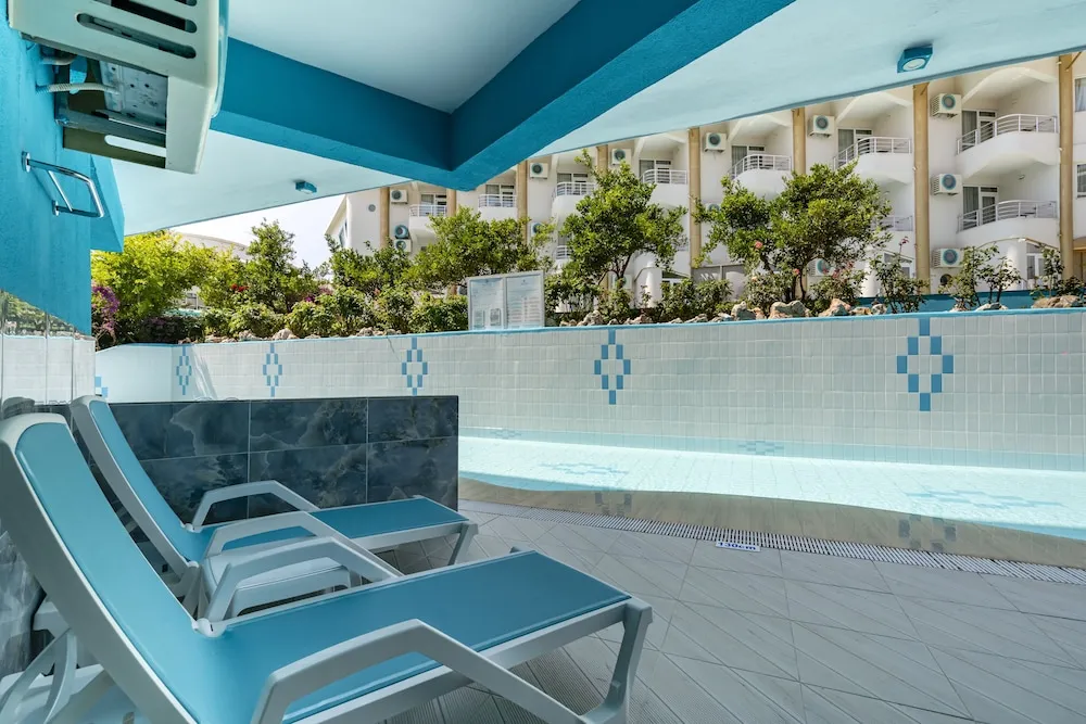 Swim Up Room