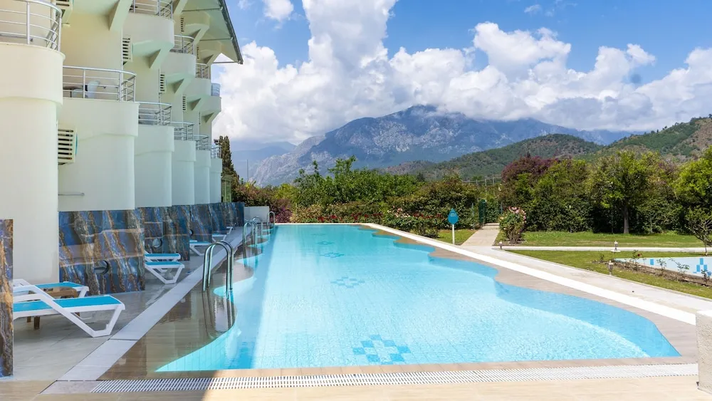 Swim Up Room