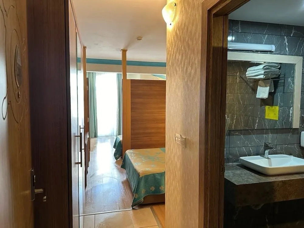 Large Standard Room (2 Bedrooms)