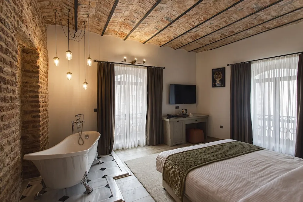 Junior Suite with Bathtub