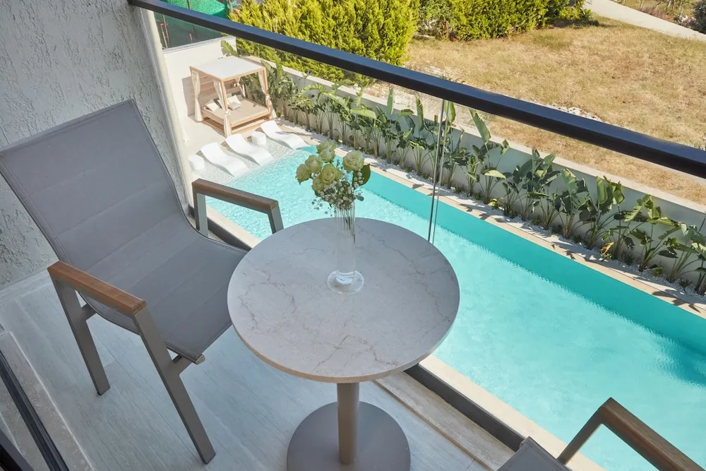 Comfort Oda, Balkon, Havuz Manzaralı