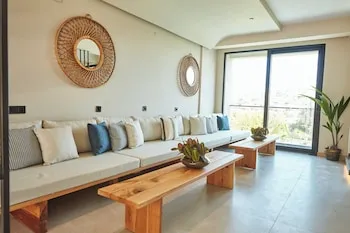 Venzi Ayayorgi, +15 Sadece Yetişkinler