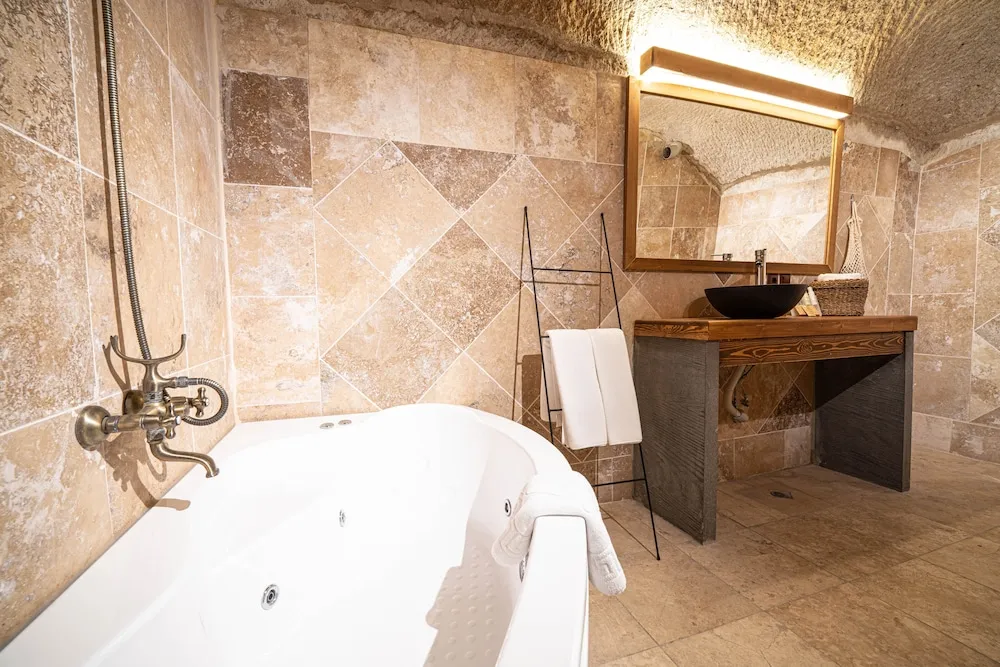 Traditional Süit, Sıcak Su Küveti