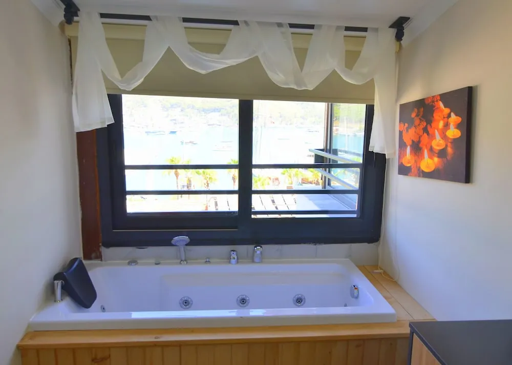 King Suite Sea View With Jacuzzi 1+1 888