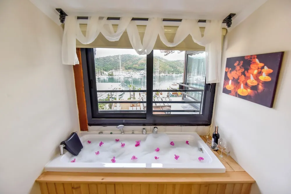 King Suite Sea View With Jacuzzi 1+1 888