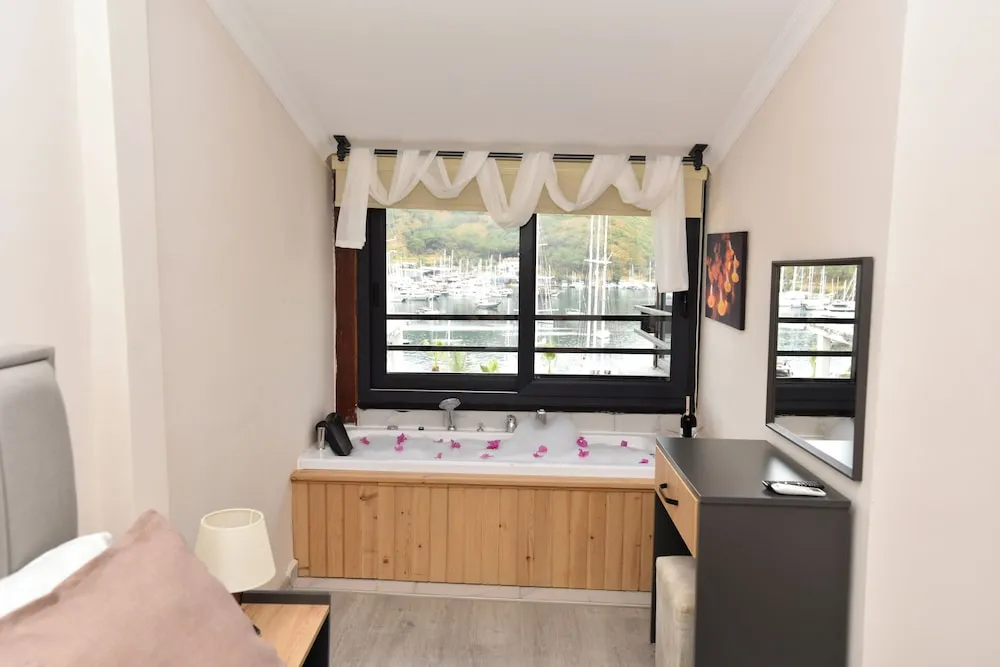 King Suite Sea View With Jacuzzi 1+1 888