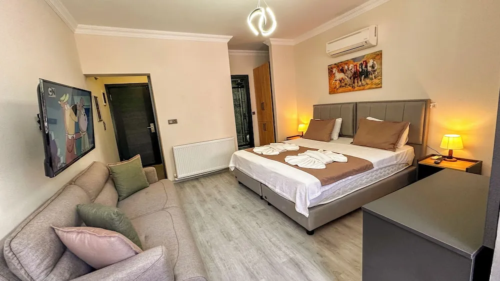 Queen Studio Room With Jacuzzi 203-204