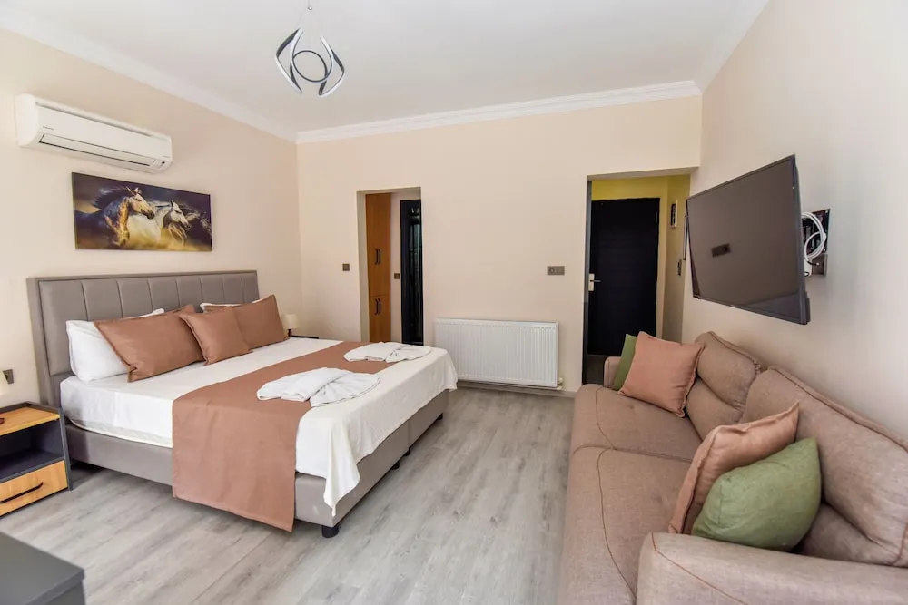 Queen Studio Room With Jacuzzi 203-204