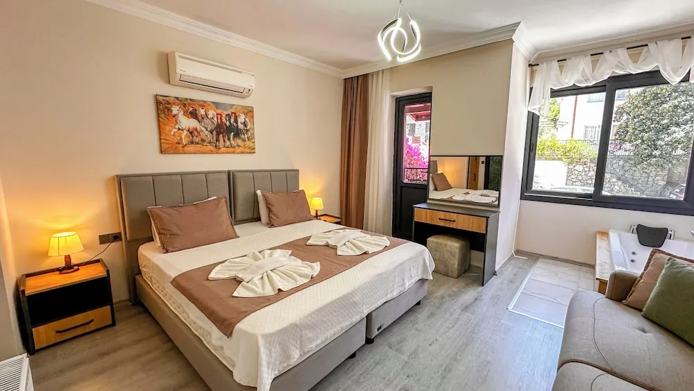Queen Studio Room With Jacuzzi 203-204