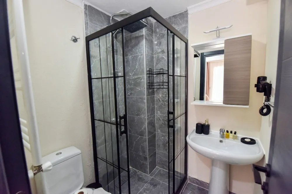 Queen Studio Room With Jacuzzi 203-204