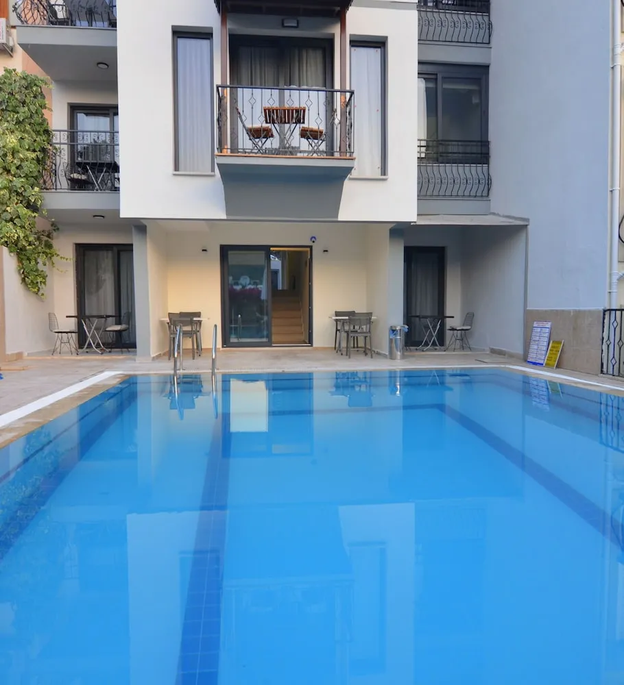 Queen Pool View 102-103