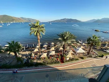 Reis Beach Hotel & Restaurant