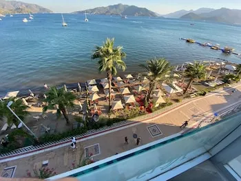 Reis Beach Hotel & Restaurant