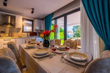Lilly Villa 2