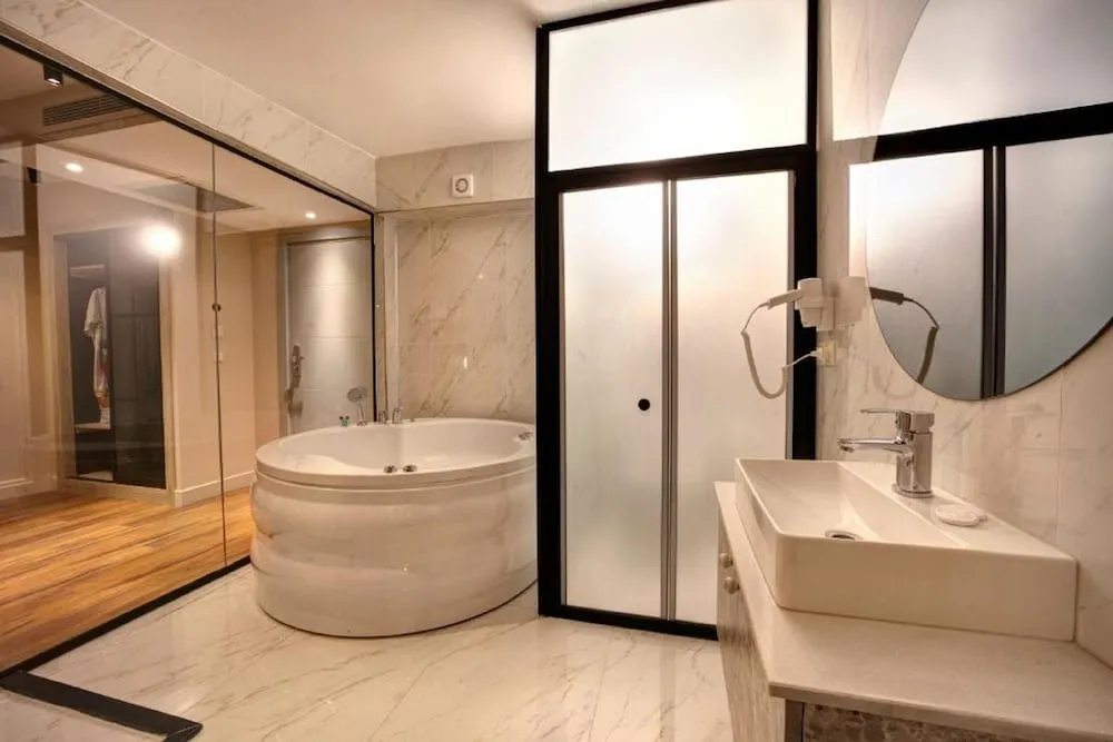 King Suite with Jacuzzi
