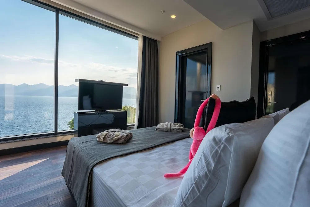 Deluxe Tek Büyük Yataklı Oda, Balkon, Denize Bakan