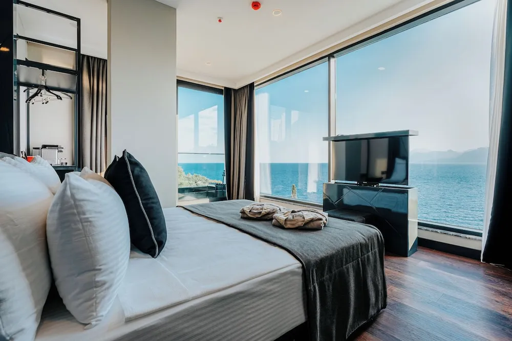 Deluxe Tek Büyük Yataklı Oda, Balkon, Denize Bakan