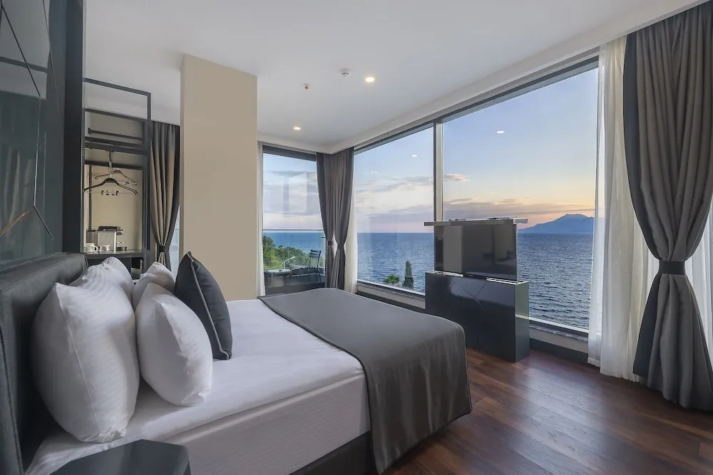 Deluxe Tek Büyük Yataklı Oda, Balkon, Denize Bakan