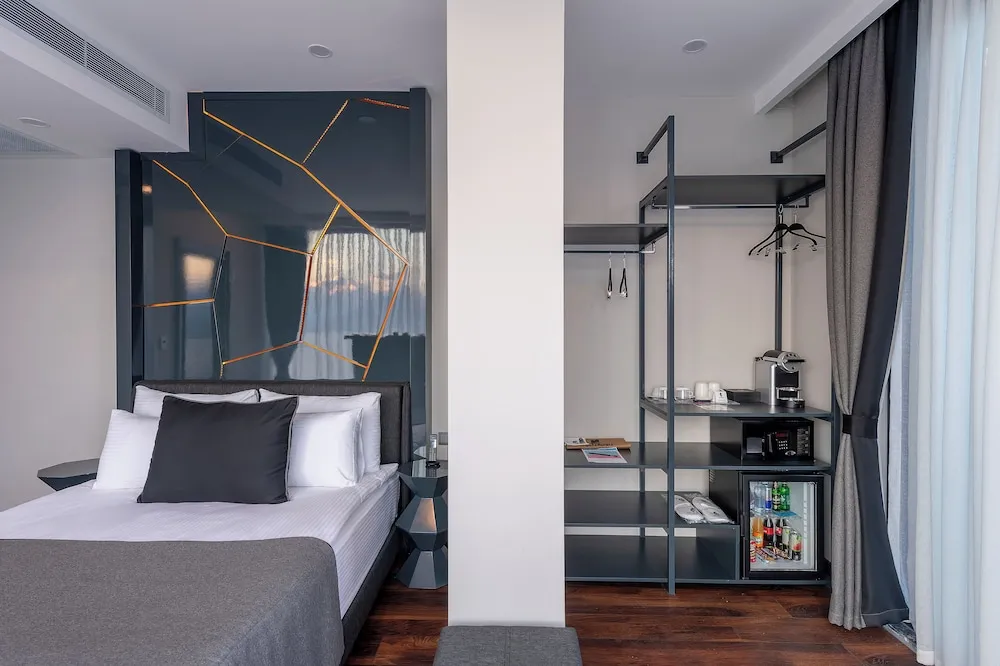 Deluxe Tek Büyük Yataklı Oda, Balkon, Denize Bakan