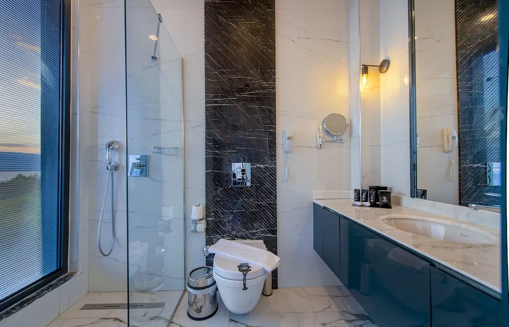 Deluxe Tek Büyük Yataklı Oda, Balkon, Denize Bakan