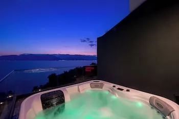 Lucky Monkey Hotel