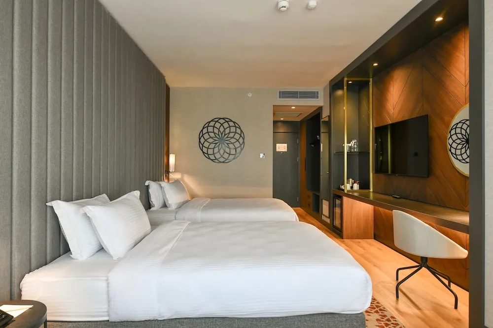 Premium Oda, 2 Büyük (Queen) Boy Yatak, Sigara İçilmez, Club Dinlenme Salonu Girişi
