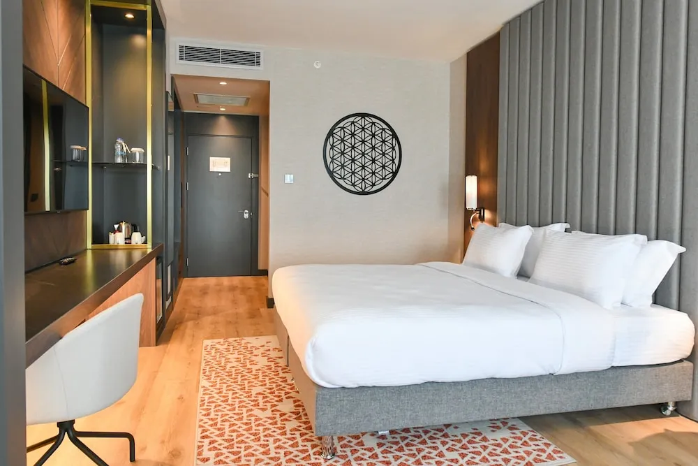Premium Oda, 1 En Büyük (King) Boy Yatak, Sigara İçilmez, Club Dinlenme Salonu Girişi
