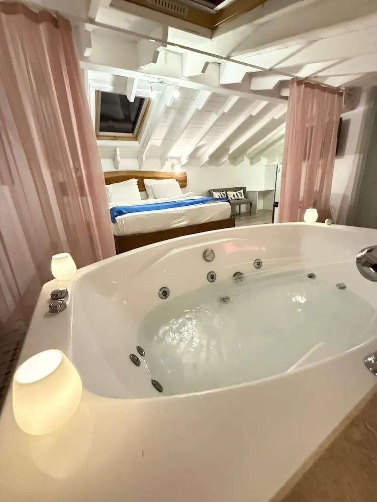 Luxury Tek Büyük Yataklı Oda