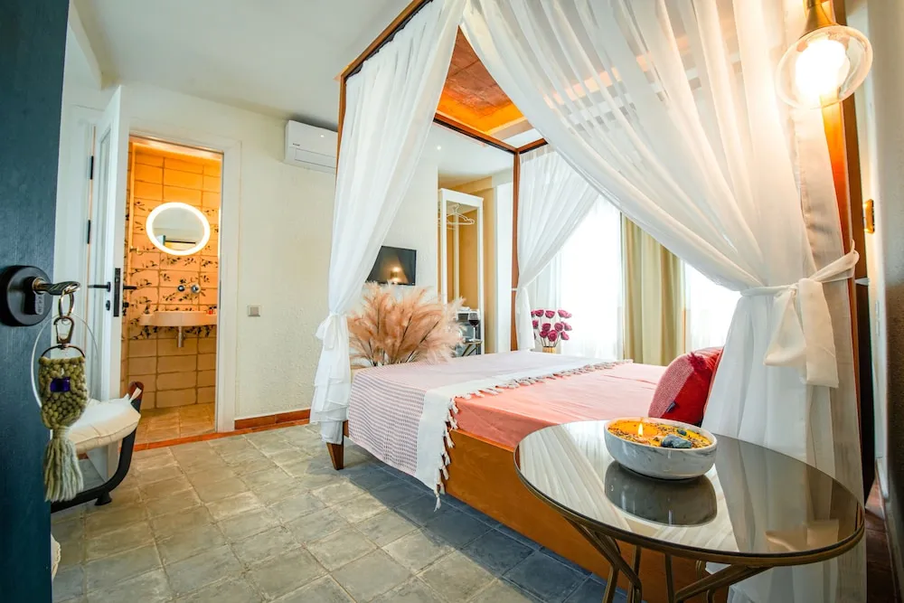 Honeymoon Tek Büyük Yataklı Oda