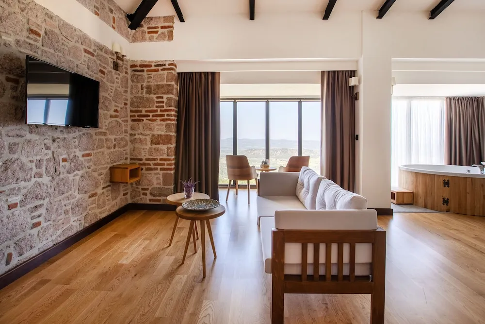 Exclusive Suite with Hot Tub