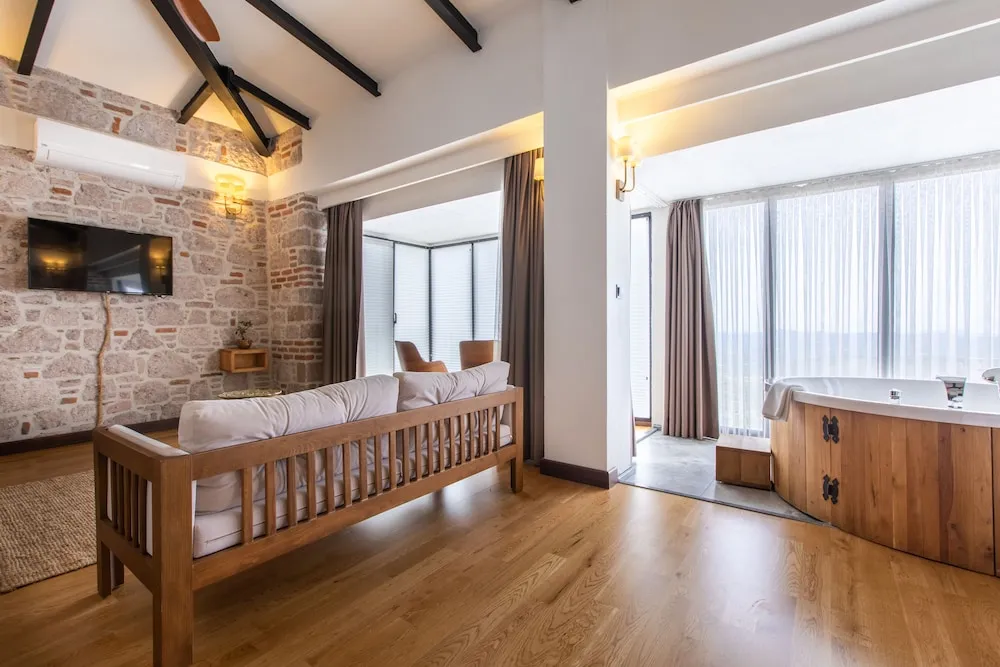 Exclusive Suite with Hot Tub